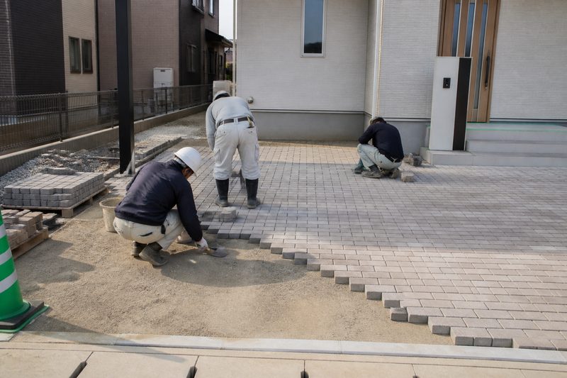 外構工事中の駐車スペース施工風景